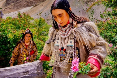 Kỳ lạ cuộc sống của bộ lạc có tập tục hôn nhau thoải mái, trao đổi vợ tự do