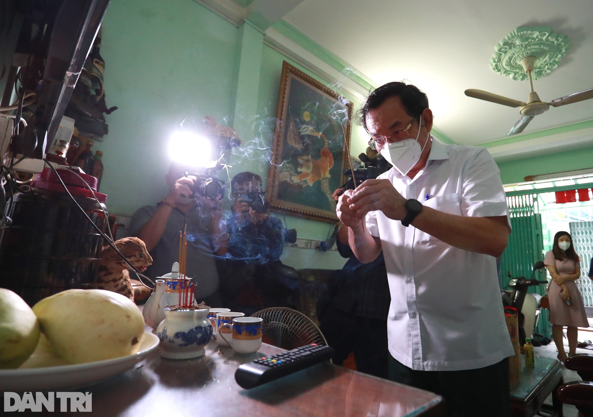 Bí thư Nguyễn Văn Nên xuống tận hẻm thăm hỏi các em nhỏ mồ côi do Covid-19 - 5 Bí thư Nguyễn Văn Nên xuống tận hẻm thăm hỏi các em nhỏ mồ côi do Covid-19 - 5