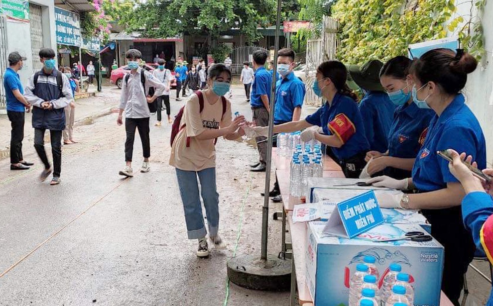 Tình nguyện viên nhiệt tình cõng thí sinh bị thương, che mưa cho thí sinh - 3 Tình nguyện viên nhiệt tình cõng thí sinh bị thương, che mưa cho thí sinh - 3