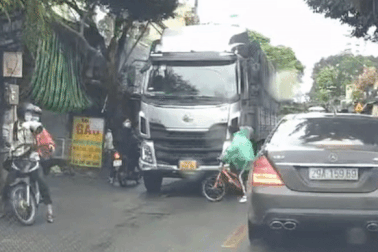 Tạt đầu xe tải để sang đường, nữ sinh thoát chết trong gang tấc