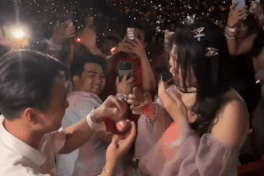 Fan hò hét khi chàng trai Hà Nội cầu hôn bạn gái 8 năm ở show Taylor Swift