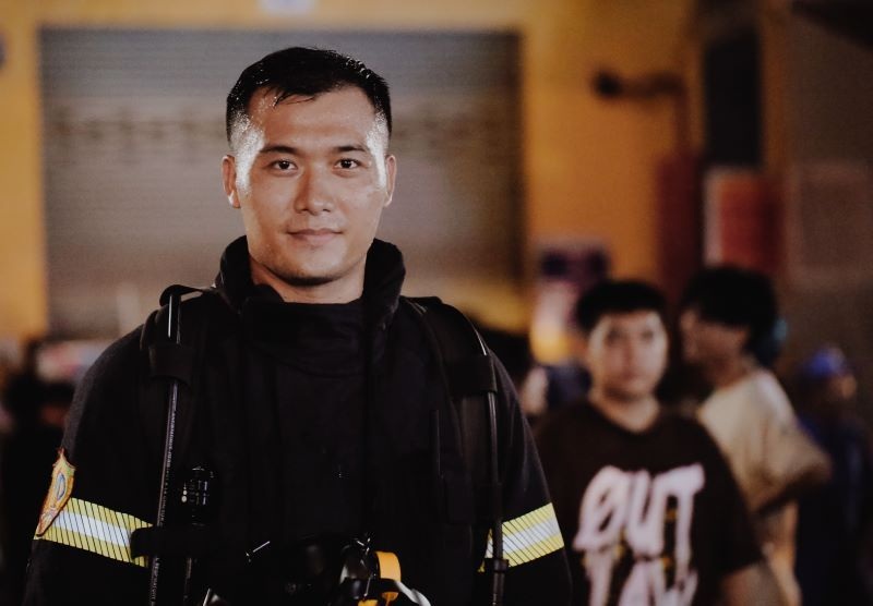 Thêm trân quý nghề lính cứu hỏa với phim "Đi về phía lửa" - 3