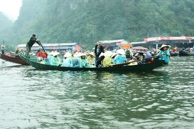Hơn 5 vạn du khách “đội mưa” về dự lễ khai hội chùa Hương