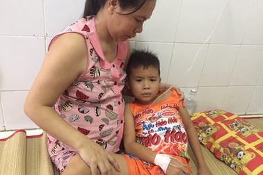 Thương bé trai 9 tuổi chưa được đến trường vì đang phải lấy viện làm nhà