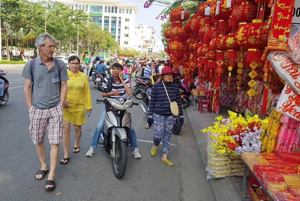 Nha Trang ngập tràn sắc xuân, du khách háo hức dạo phố đèn lồng - 8 Nha Trang ngập tràn sắc xuân, du khách háo hức dạo phố đèn lồng - 8