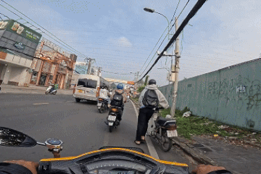 Thấy người khác gặp nạn trên đường, người đàn ông 10 năm làm việc xúc động