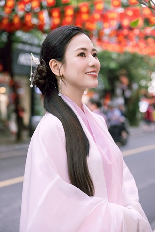 Việt Hoa U30: Nhan sắc xinh đẹp, phong cách thời trang thanh lịch - 13