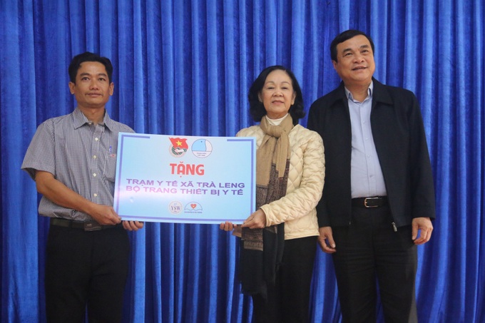 Tặng quà, động viên người dân Trà Leng vươn lên tái thiết cuộc sống sau thiên tai - Ảnh 2.
