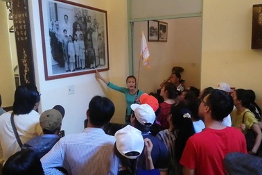 Du khách tham quan nhà "Công tử Bạc Liêu" ngày Tết.