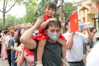 Người dân xếp hàng vào Lăng viếng Chủ tịch Hồ Chí Minh ngày 30/4