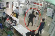 Nữ điều dưỡng bị người nhà bệnh nhân đánh ngay cửa phòng cấp cứu