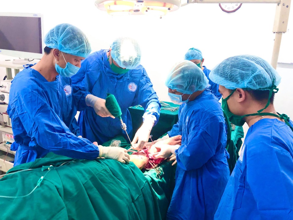 Bệnh viện tuyến huyện nối thành công cẳng chân đứt lìa - 1 Bệnh viện tuyến huyện nối thành công cẳng chân đứt lìa - 1