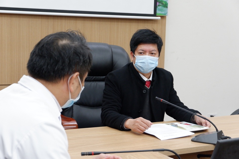 Hà Nội: Ca Covid-19 nặng tổn thương phổi 75%, chi viện thuốc hiếm điều trị - 4 Hà Nội: Ca Covid-19 nặng tổn thương phổi 75%, chi viện thuốc hiếm điều trị - 4