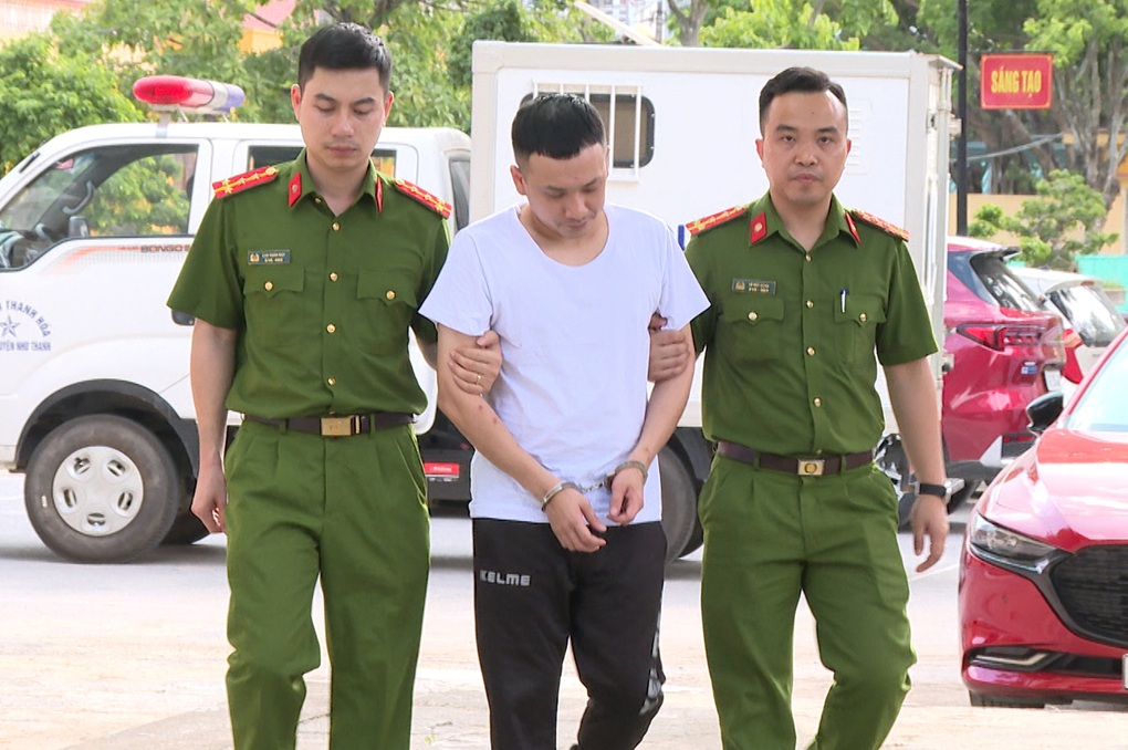 Bắt con nuôi của Tuấn “Thần Đèn” - 1 Bắt con nuôi của Tuấn “Thần Đèn”