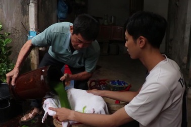 Mỏi tay làm món chè đâm xanh như ngọc để giải khát