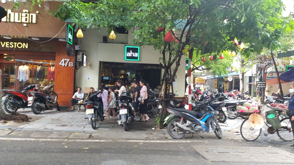 Hà Nội: Hàng quán phớt lờ lệnh giãn cách, thượng đế vô tư ngồi sát nhau - 3 Hà Nội: Hàng quán phớt lờ lệnh giãn cách, thượng đế vô tư ngồi sát nhau - 3