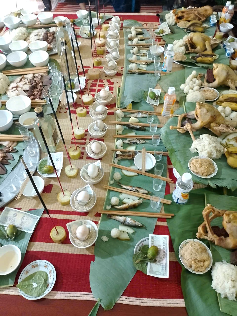 Mâm cỗ cúng bày không còn một chỗ trống của người Mường gây tò mò - 2 Mâm cỗ cúng bày không còn một chỗ trống của người Mường gây tò mò - 2