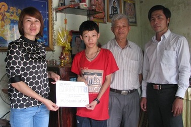 Gần 30 triệu đồng tiếp tục đến với hai anh em mồ côi
