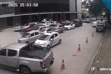 Khoảnh khắc xe bán tải bất cẩn lùi vọt về sau, cuốn người phụ nữ vào gầm