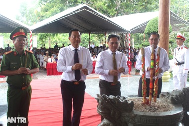 Bạc Liêu: Dâng hương tưởng nhớ Bác Hồ nhân kỷ niệm 79 năm ngày Quốc khánh