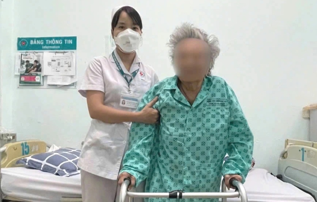Cụ bà 96 tuổi vẫn đi lại sau hai lần gãy cổ xương đùi - 1