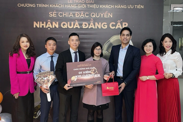 Khách VIP của VPBank nhận kim cương trong chương trình "Sẻ chia đặc quyền - Nhận quà đẳng cấp"