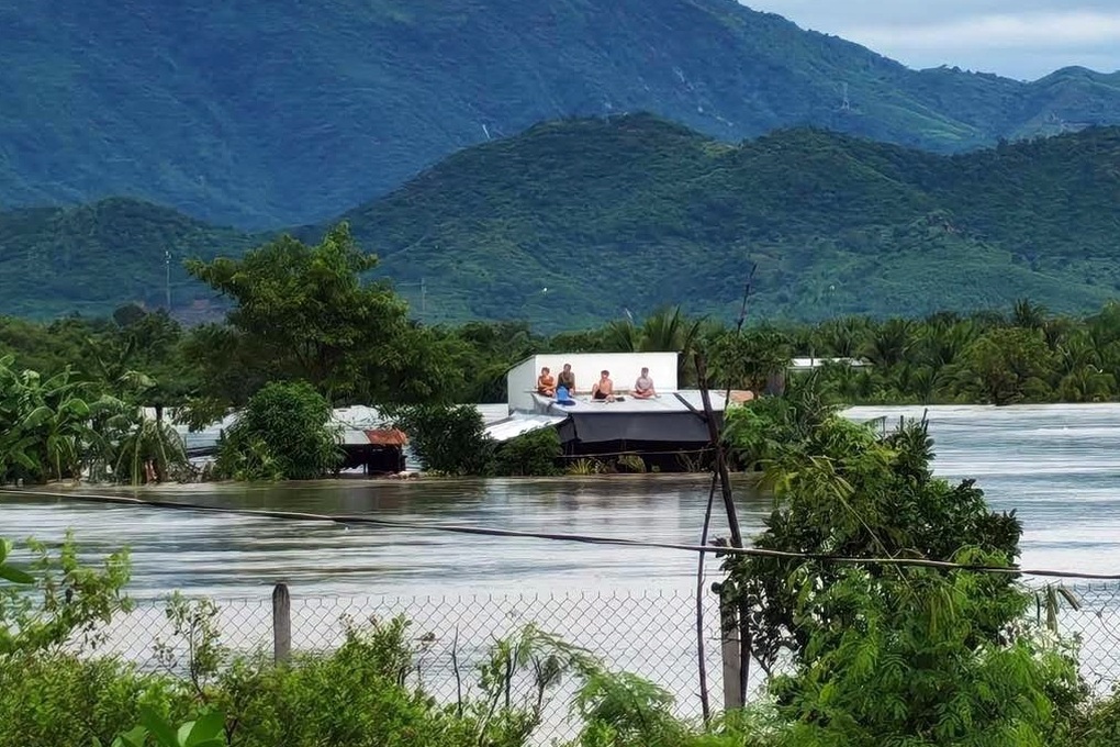 Lũ về nhanh, dân leo mái nhà chờ ứng cứu - 2