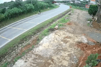 Phóng nhanh lúc vào cua, chiếc VinFast VF3 lộn nhào khi gặp xe ben