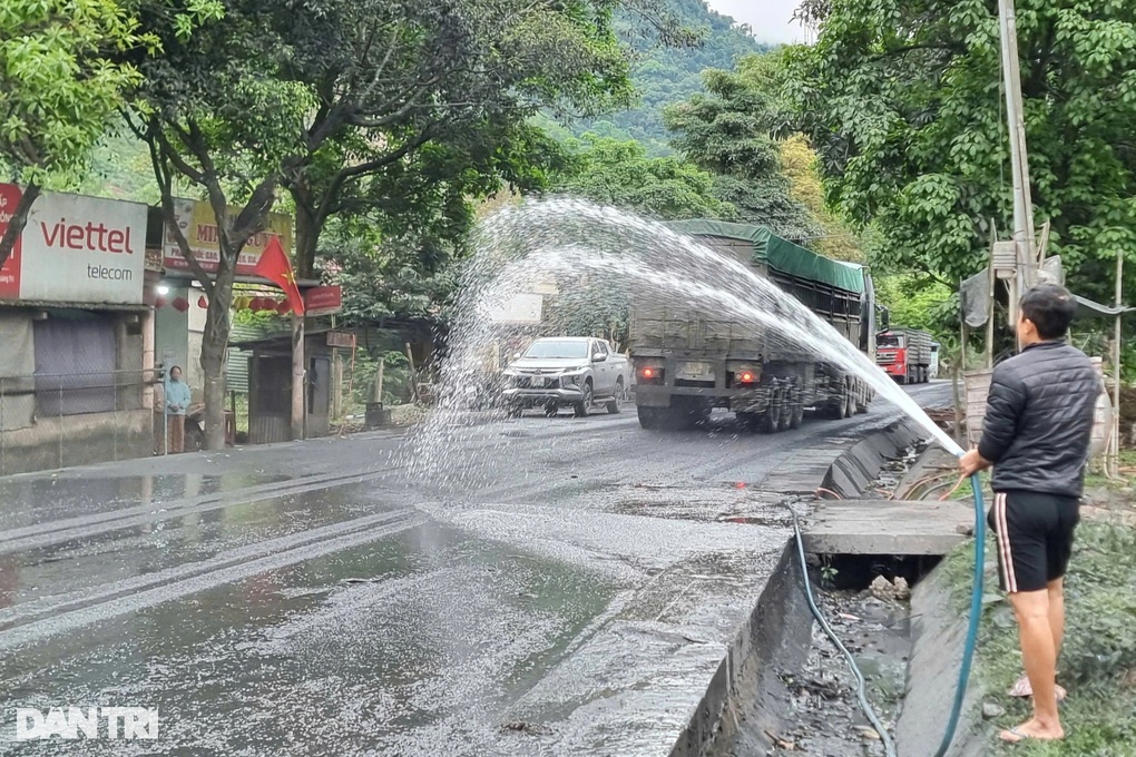 Bụi than phủ kín nhà dân, trường học - 1 Bụi than phủ kín nhà dân, trường học - 1