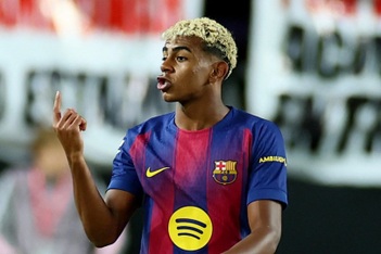 Lamine Yamal bất mãn với Barcelona