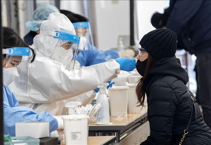 Nhân viên y tế lấy mẫu xét nghiệm COVID-19 cho người dân tại Seoul, Hàn Quốc ngày 24/2/2022. Ảnh: THX/TTXVN