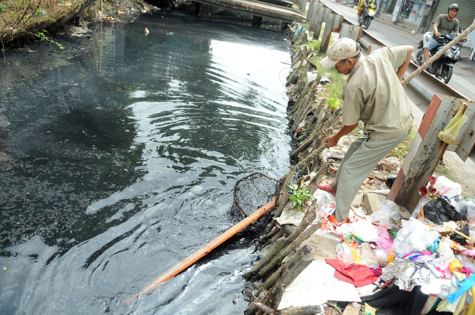 Người thương binh mỗi ngày vớt hàng trăm kg rác giải cứu dòng kênh - 1 Người thương binh mỗi ngày vớt hàng trăm kg rác giải cứu dòng kênh - 1