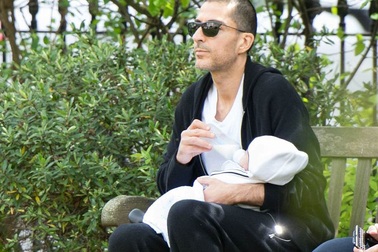 Chồng tỷ phú của Janet Jackson cho con bú bình ngoài công viên