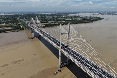 Trải nghiệm đi qua 2 cầu dây văng cao nhất Việt Nam trước giờ thông xe