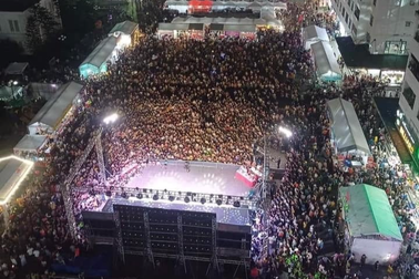 Choáng ngợp hình ảnh chung cư "vạn dân" Hà Nội chật kín người đón Trung thu