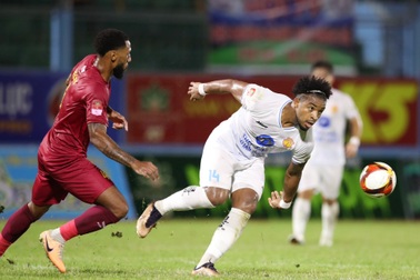 Ngoại binh tỏa sáng, CLB Nam Định lên ngôi đầu bảng V-League