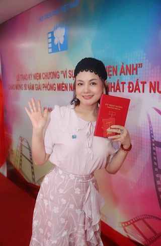 NSND Thu Quế nắm chặt tay NSƯT Phạm Cường, nhận kỷ niệm chương điện ảnh - 4