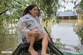 Miền Trung oằn mình trong lũ, nhà sập, người mất, tài sản cuốn trôi