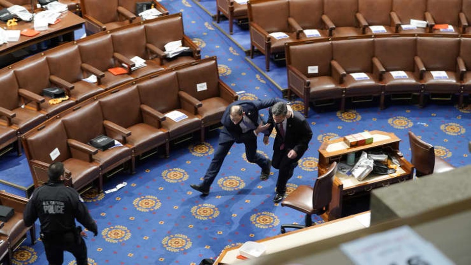 Bốn giờ hỗn loạn khi quốc hội Mỹ thất thủ vì người ủng hộ ông Trump - 8 Bốn giờ hỗn loạn khi quốc hội Mỹ thất thủ vì người ủng hộ ông Trump - 8