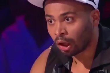 Nữ vũ công gặp tai nạn “choáng váng” trong cuộc thi nhảy của Nga