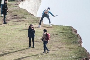 Chết thảm vì nhảy lên chụp ảnh ở mép vách đá đúng lúc gió lớn