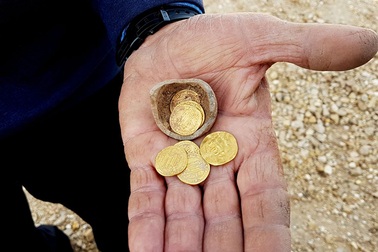 Bí ẩn “con heo đất” với những đồng tiền vàng 1.200 năm tuổi được phát hiện ở Israel