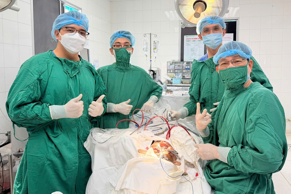 TPHCM: Bệnh nhân từ chối phẫu thuật, đòi về vì “lồi mắt sao lại mổ xoang” - 2