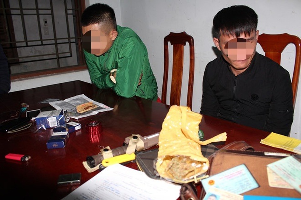 Phát hiện tài xế dương tính với ma túy, trên xe có nhiều dao và kim tiêm - 1 Phát hiện tài xế dương tính với ma túy, trên xe có nhiều dao và kim tiêm - 1