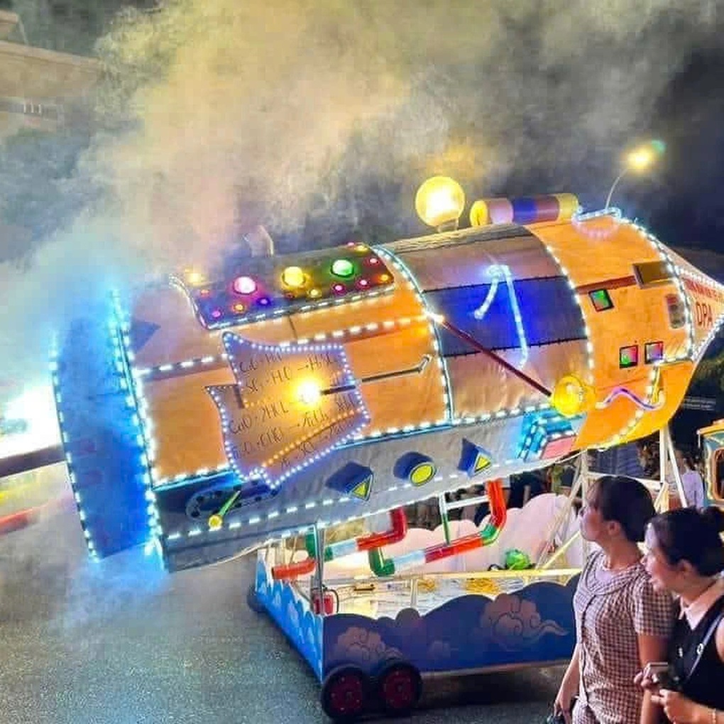 Bó hoa khổng lồ, dài 6m rước trên đường ở Thái Nguyên - 3 Bó hoa khổng lồ, dài 6m rước trên đường ở Thái Nguyên - 3