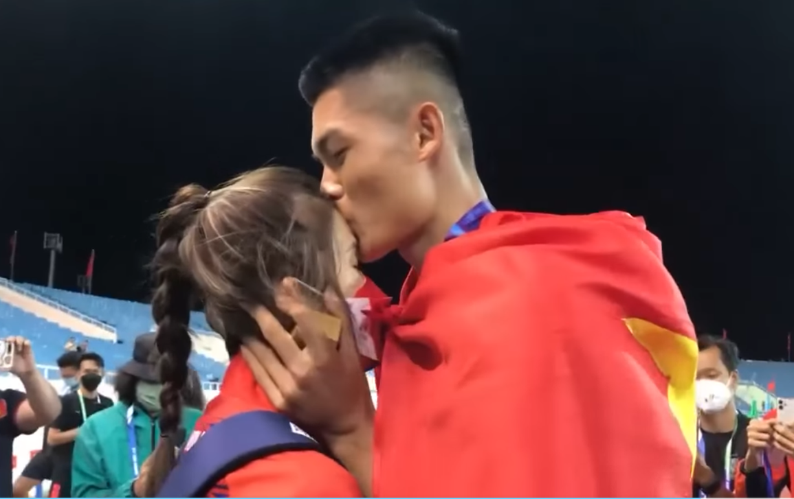 Chuyện tình của nhà vô địch SEA Games 31 vừa có màn cầu hôn gây bão - 2 Chuyện tình của nhà vô địch SEA Games 31 vừa có màn cầu hôn gây bão - 2