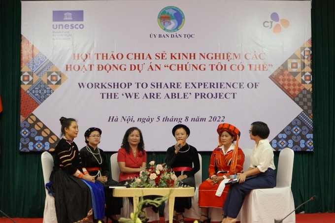 Chị em đồng bào dân tộc thiểu số chia sẻ kinh nghiệm nâng cao thu nhập và sinh kế. Ảnh: UNESCO