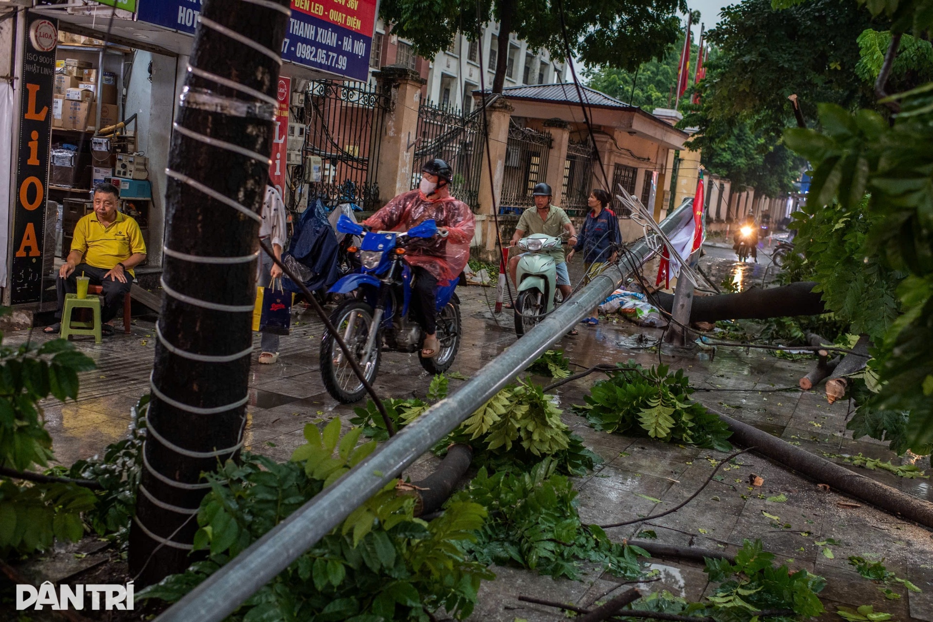 Nhà dân tốc mái, cây bật gốc đè nhiều xe sang trong cơn dông lớn ở Hà Nội - 16 Nhà dân tốc mái, cây bật gốc đè nhiều xe sang trong cơn dông lớn ở Hà Nội - 16