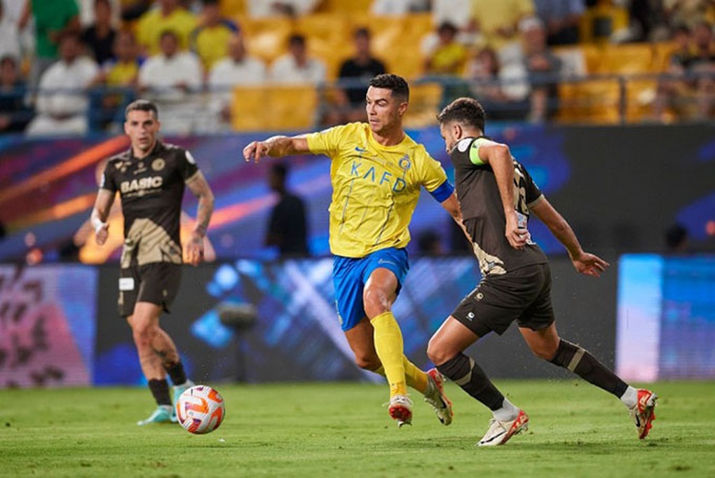 Ronaldo đi vào lịch sử trong ngày lập siêu phẩm cho Al Nassr - 1