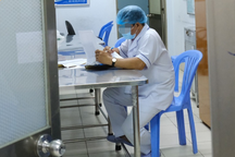 Bác sĩ cấp cứu bị con bệnh nhân "đâm hụt": 2 lần hiểm nguy trong tích tắc